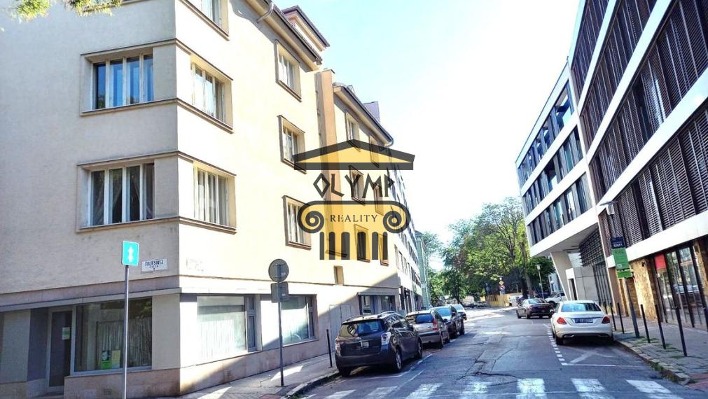 Prenájom vnútorné garážové PARKOVACIE STÁTIE v širšom centre, pri Medickej záhrade, Bratislava I, Strážnicka