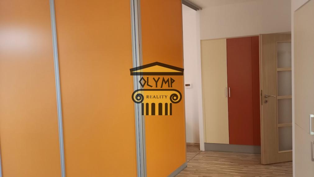 OLYMP – Veľký tehlový 2-izb. byt s balkónom a s predelenou izbou na dve časti v novostavbe na Kresánkovej ul.