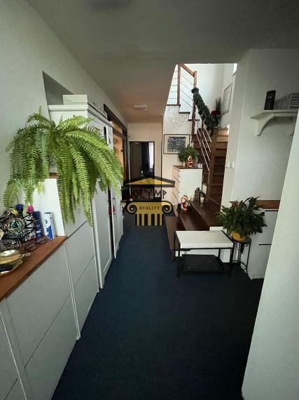 EXKLUZÍVNE na predaj – čarovný 5-izbový RD s vôňou borovicového lesa na veľmi dobrej adrese v Lozorne, pozemok 552 m2