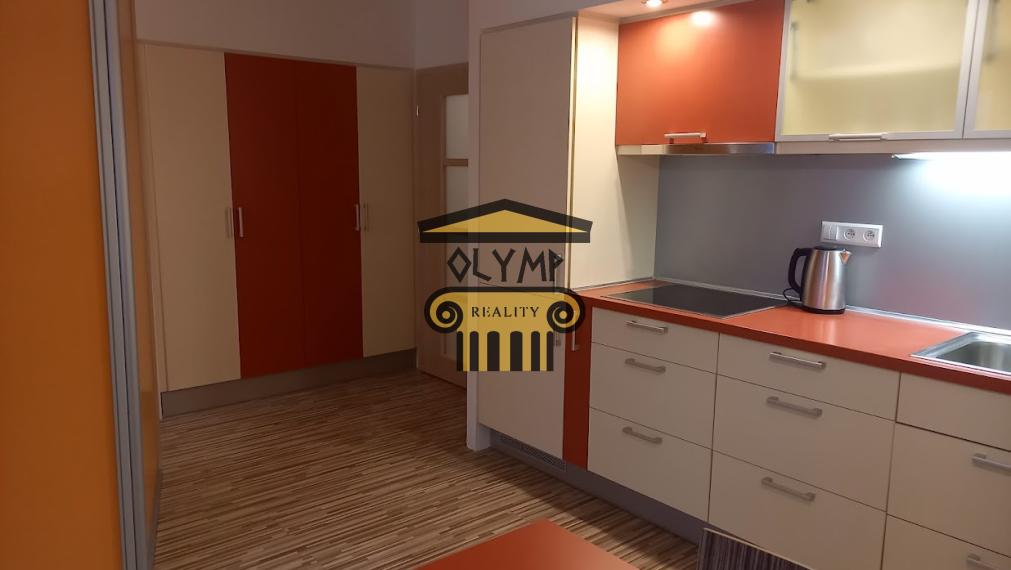 Atypický, priestranný 74 m2, 1-izbový byt s balkónom predelený na dennú a nočnú časť v novostavbe na Kresánkovej