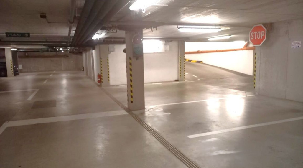 Prenájom vnútorné garážové PARKOVACIE STÁTIE v širšom centre, pri Medickej záhrade, Bratislava I, Strážnicka