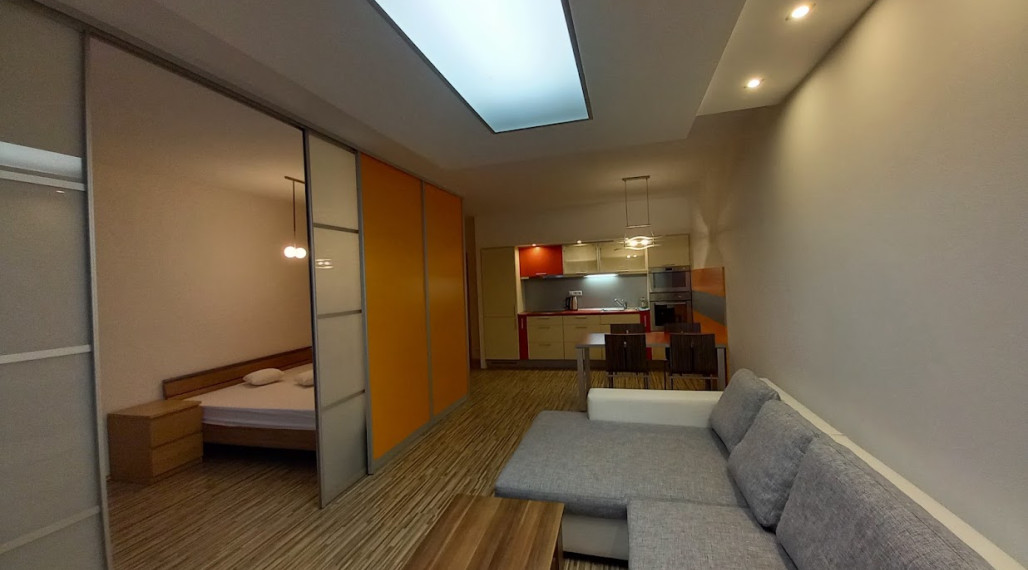 OLYMP – Veľký tehlový 2-izb. byt s balkónom, s predelenou izbou na dve časti a možnosťou parkovania v uzavretej garáži na Kresánkovej ul.