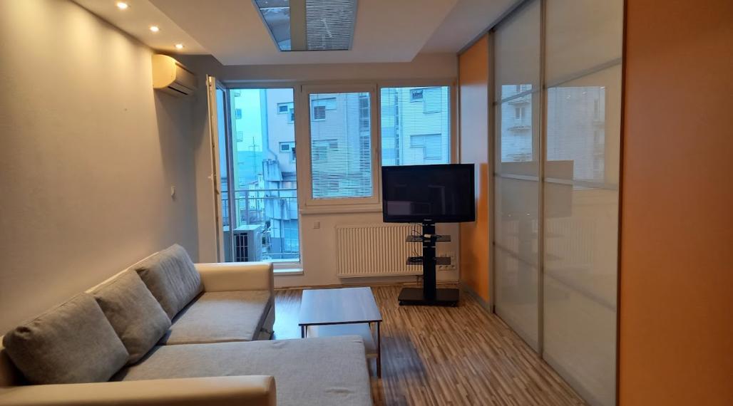 Atypický, priestranný 74 m2, 1-izbový byt s balkónom predelený na dennú a nočnú časť v novostavbe na Kresánkovej