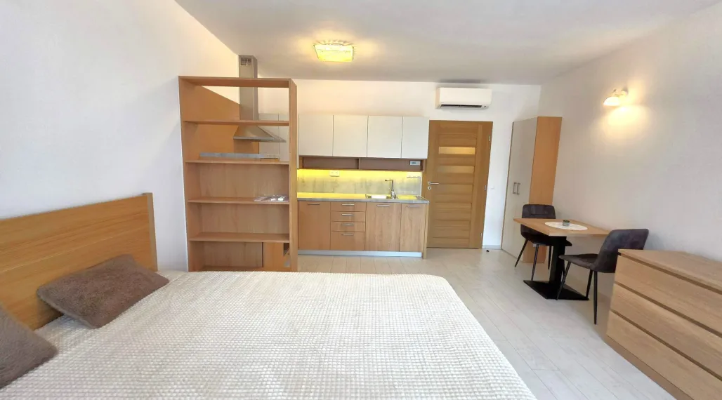 Exkluzívne bývanie pre NÁROČNÝCH - prenájom zariadený APARTMÁN s loggiou a parkovacím miestom v projekte BOOMERANG, Hudecova ul. v Karlovej Vsi