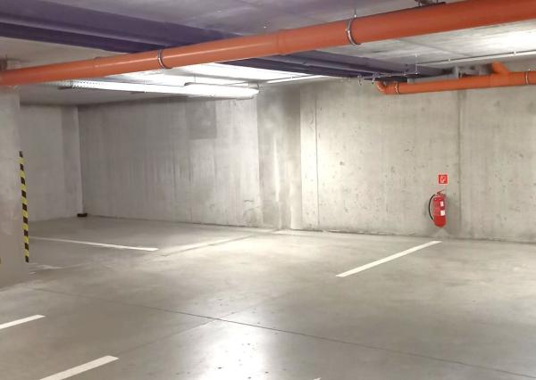 Prenájom vnútorné garážové PARKOVACIE STÁTIE v širšom centre, pri Medickej záhrade, Bratislava I, Strážnicka