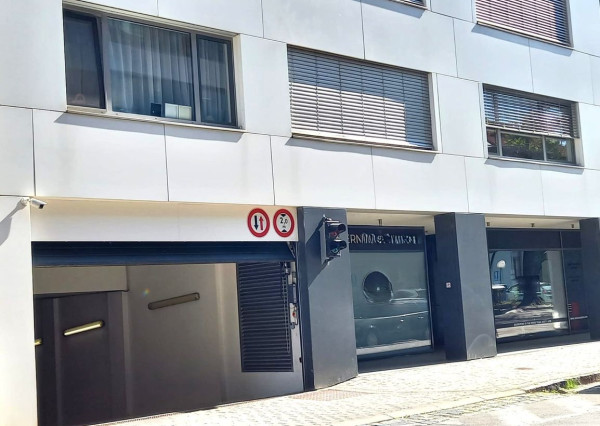 Prenájom vnútorné garážové PARKOVACIE STÁTIE pri Medickej záhrade, Bratislava I, Strážnicka