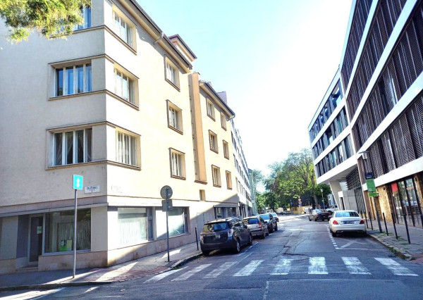 Prenájom vnútorné garážové PARKOVACIE STÁTIE v širšom centre, pri Medickej záhrade, Bratislava I, Strážnicka