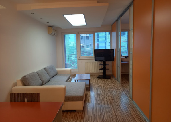 OLYMP – Veľký tehlový 2-izb. byt s balkónom, s predelenou izbou na dve časti a možnosťou parkovania v uzavretej garáži na Kresánkovej ul.