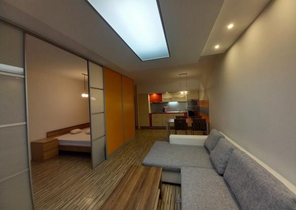 Atypický, priestranný 74 m2 byt s balkónom predelený na dennú a nočnú časť v novostavbe na Kresánkovej