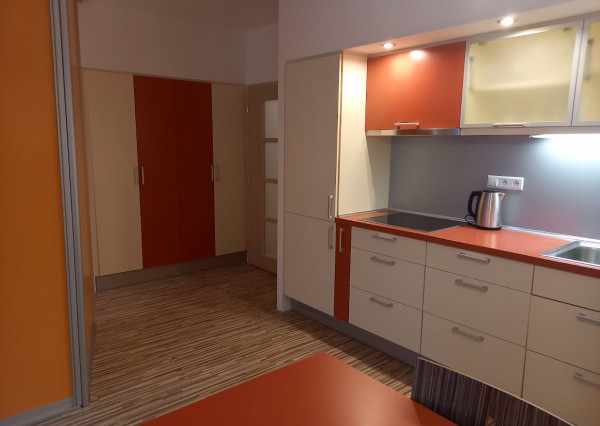 Atypický, priestranný 74 m2 byt s balkónom predelený na dennú a nočnú časť v novostavbe na Kresánkovej