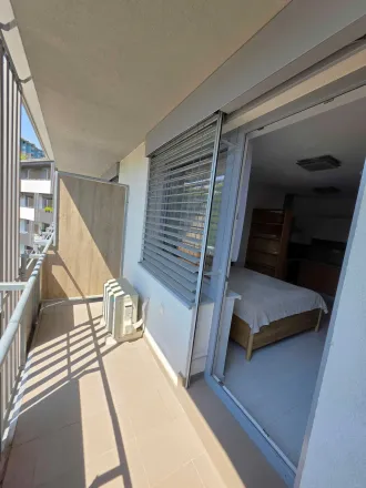 Exkluzívne bývanie pre NÁROČNÝCH - prenájom zariadený APARTMÁN s loggiou a parkovacím miestom v projekte BOOMERANG, Hudecova ul. v Karlovej Vsi - fotografia 7