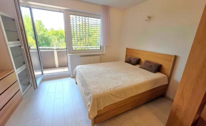 Exkluzívne bývanie pre NÁROČNÝCH - prenájom zariadený APARTMÁN s loggiou a parkovacím miestom v projekte BOOMERANG, Hudecova ul. v Karlovej Vsi - fotografia 2