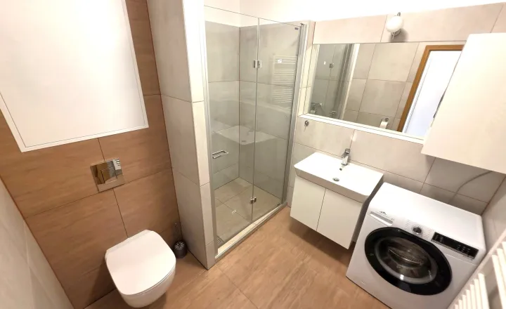 Exkluzívne bývanie pre NÁROČNÝCH - prenájom zariadený APARTMÁN s loggiou a parkovacím miestom v projekte BOOMERANG, Hudecova ul. v Karlovej Vsi - fotografia 5